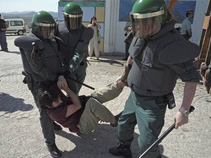 Los antidisturbios desalojan a uno de los opositores del puerto deportivo que se construye en el municipio de Cangas