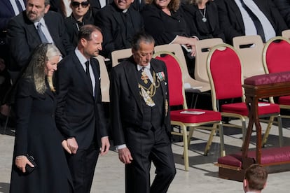 En una semana complicada para la familia real noruega tras el ingreso de urgencia de la reina Sonia, han sido los príncipes herederos Haakon y Mette-Marit los que han viajado hasta Roma para asistir al funeral del Papa. Una decisión motivada por los problemas de salud del rey Harald, que en el último año ha reducido al máximo sus compromisos y rechaza asistir a cualquier cita que tenga lugar fuera de Noruega. La princesa Mette-Marit, que tampoco goza de una buena salud a causa de la fibrosis quística que padece y que en más de una ocasión le ha obligado a cancelar su agenda de forma repentina, sí ha acompañado a su marido como representante.