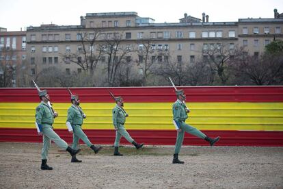 Legionaris assajant desfilades a les casernes de Sant Andreu.