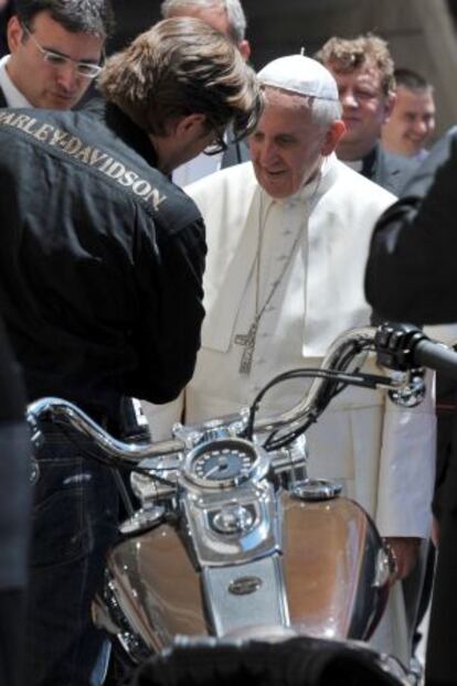 El papa Francisco, el pasado junio, cuando recibió la motocicleta.