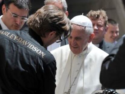 El papa Francisco, el pasado junio, cuando recibió la motocicleta.