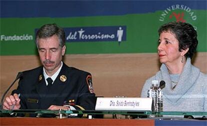 Joseph Pfeifer (izquierda) y Saida Benhabyles, durante su intervención ayer en el Congreso sobre Víctimas del Terrorismo, en Madrid.