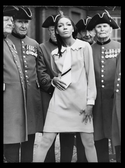 La modelo Kellie Wilson, con vestido y corbata de Mary Quant, en 1966.