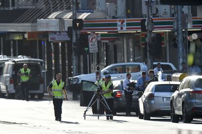 Personal de emergencias y la Policía ttrabajan en la escena del atropello deliberado a un grupo de viandantes en Melbourne.