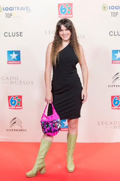 Este es, sin duda, el look más divertido de Amaia: una mezcla Y2K, es decir, dosmilera, a base de pelo frito, minivestido, botas por la rodilla y lo más sorprendente de todo: un bolso rosa con lentejuelas de Hannah Montana. Solo ella podría defenderlo saliendo airosa.