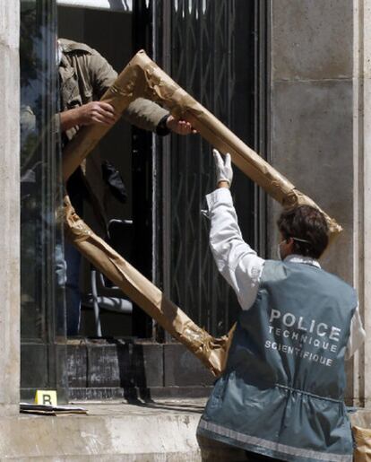 Las obras maestras sustraídas en el Museo de Arte Moderno de la Ciudad de París pertenecen a Picasso, Matisse, Modigliani, Georges Braque y Fernand Léger. En la imagen, un policía científico saca del museo uno de los marcos de las obras robadas