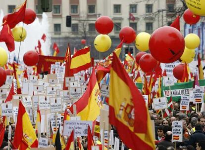 Numerosas banderas de España inundaron el recorrido de la manifestación de Madrid.