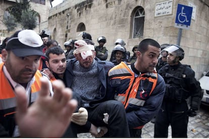 Los servicios de emergencia evacuan a un palestino herido durante los enfrentamientos con la policía en la Explanada de las Mezquitas.