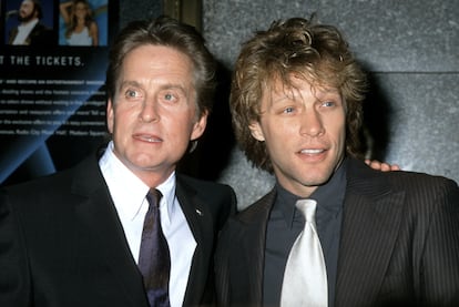 Michael Douglas y Jon Bon Jovi en el año 2000.