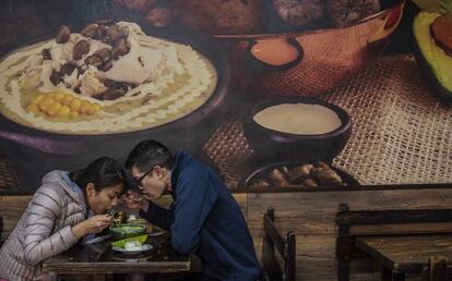 Turistas tomando el típico ajiaco.