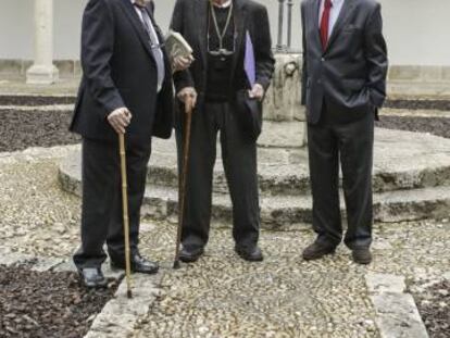 De izquierda a derecha, Antonio Gamoneda, Rafael S&aacute;nchez Ferlosio y Jorge Edwards, ayer en la Universidad de Alcala de Henares. 