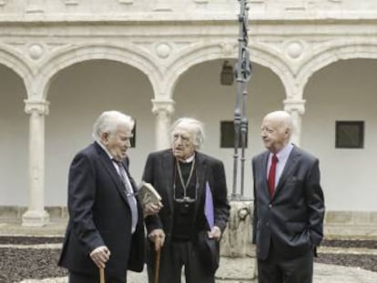 De izquierda a derecha, Antonio Gamoneda, Rafael S&aacute;nchez Ferlosio y Jorge Edwards, ayer en la Universidad de Alcala de Henares. 