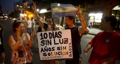 Manifestantes protestam contra o apagão em Buenos Aires.