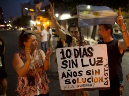 Manifestantes protestam contra o apagão em Buenos Aires.