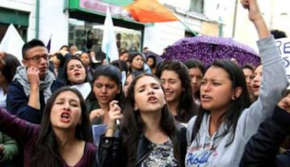 Un grupo de mujeres protesta contra la violencia de género, en Bogotá.