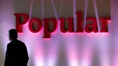 Un hombre en la sede del Banco Popular.