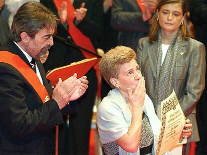 La madre de Francisco Moro recoge el título de hijo adoptivo de Zaragoza del alcalde Juan Alberto Belloch.