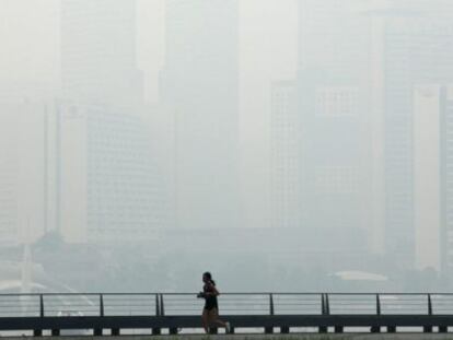 Una mujer corriendo por Singapur, este jueves.