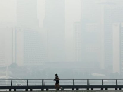 Una mujer corriendo por Singapur, este jueves.