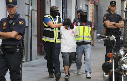 Uno de los detenidos es trasladado por agentes el pasado viernes.