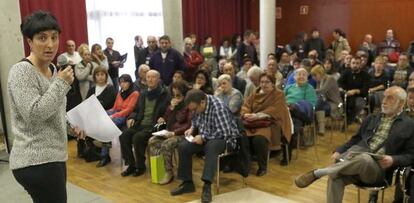 La alcaldesa de Pasaia, Amaia Agirregabiria, se dirige este miércoles a los afectados por el incendio.