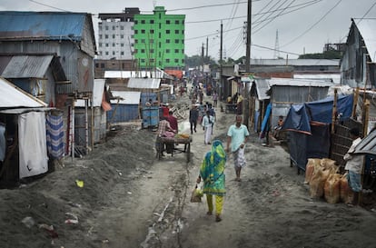 Hazaribag es otro de los múltiples 'slums' que hay en Dacca (Bangladesh). El alquiler de una casa en este barrio ronda los 2.000 takas bengalíes (en torno a 23 euros). Los niños que trabajan para ayudar a sus padres a pagar los gastos domésticos ganan entre 1.000 y 1.500 takas por jornadas laborales completas en condiciones infrahumanas y sin días de descanso.