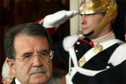 Romano Prodi, a las puertas del palacio del Quirinal, tras anunciar su gobierno al presidente italiano.