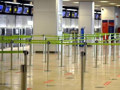 Un pasajero camina por la terminal T1 del aeropuerto de Madrid-Barajas el pasado 27 de julio.