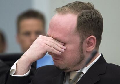 Momento en que Anders Breivik parece emocionado ante las imágenes que le ha mostrado el tribunal del vídeo extremista que él subió a Internet.