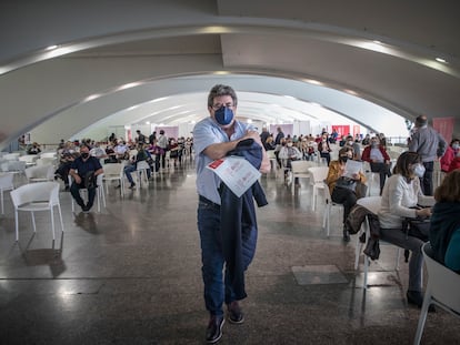 Un hombre, tras ser vacunado en el Museo de las Ciencias de Valencia, este lunes.