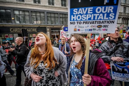Protesto em defesa da saúde pública, em Londres.
