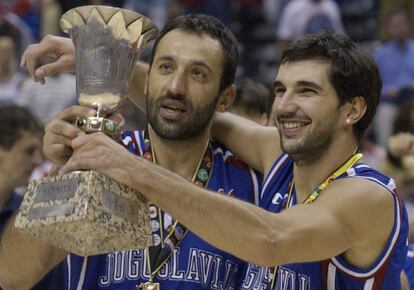 Divac celebra junto a Stojakovic el Mundial de 2002