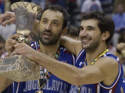 Divac celebra junto a Stojakovic el Mundial de 2002
