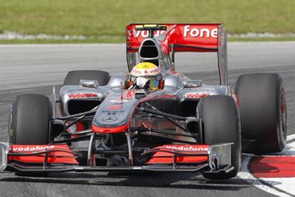 Lewis Hamilton, con su McLaren durante los entrenamientos para la carrera de Malaisia.