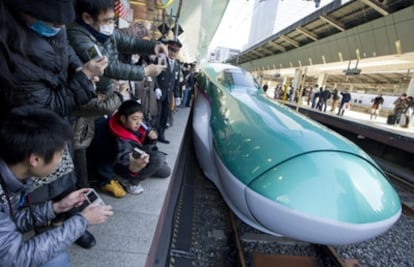 Salida del nuevo modelo de tren de alta velocidad a la estación de Tokio durante su presentación el sábado 5 de marzo