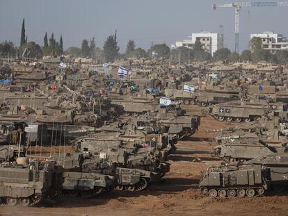 Vehículos de guerra se reúnen cerca de la frontera con Gaza, en un sitio no específicado del sur de Israel, este jueves.