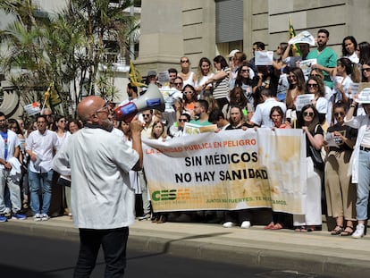 Médicos protestan en Tenerife, este viernes.