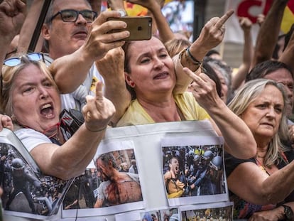 Manifestantes protestan durante la investidura de Ada Colau. 