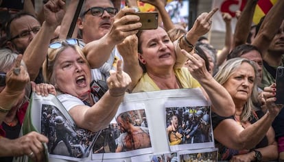 Manifestantes protestan durante la investidura de Ada Colau. 