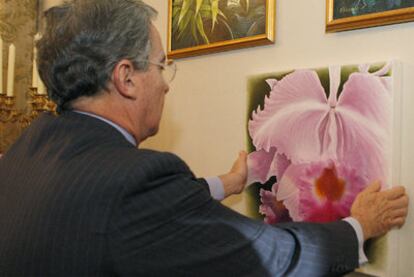 Uribe coloca una fotografía, ayer, en un acto a favor de la biodiversidad en la Embajada de su país en Madrid.