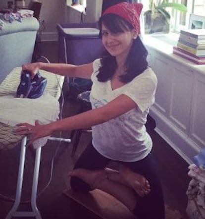 Hilaria Baldwin muestra cómo planchar y a la vez hacer yoga.