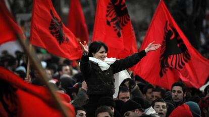 Albanokosovares celebran en las calles de Pristina la declaraci&oacute;n de independencia de Kosovo de Serbia.