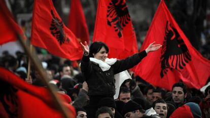 Albanokosovares celebran en las calles de Pristina la declaraci&oacute;n de independencia de Kosovo de Serbia.