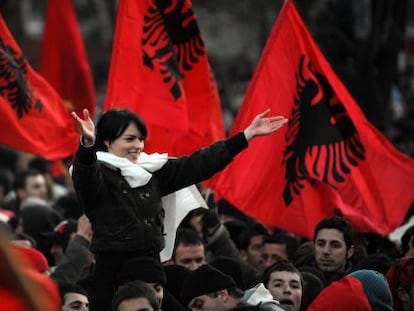 Albanokosovares celebran en las calles de Pristina la declaraci&oacute;n de independencia de Kosovo de Serbia.