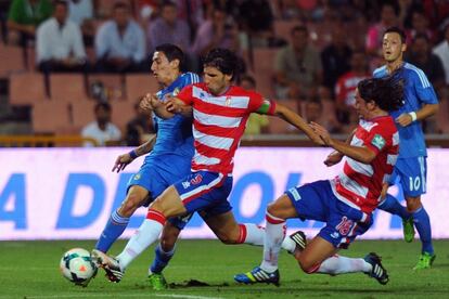 Di María intenta una incursión frente a Mainz e Iturra.