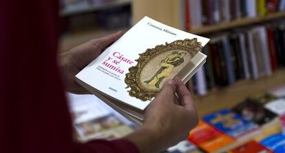 Un hombre consulta 'Cásate y sé sumisa' en una librería.