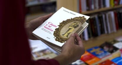 Un hombre consulta &#039;C&aacute;sate y s&eacute; sumisa&#039; en una librer&iacute;a.