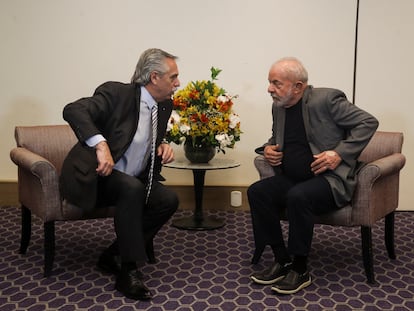 El presidente electo de Brasil, Luiz Inacio Lula da Silva, junto al presidente de Argentina, Alberto Fernández, en São Paulo, el lunes.