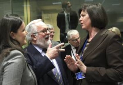 El ministro de Agricultura y Pesca español, Miguel Arias Cañete (c), conversa con sus homólogas de Alemania, Ilse Aigner, y Portugal, Assuncao Cristas (i), durante el Consejo de Ministros de Agricultura de la Unión Europea (UE) celebrado el pasado mes de marzo en Bruselas, Bélgica.