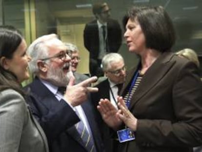 El ministro de Agricultura y Pesca español, Miguel Arias Cañete (c), conversa con sus homólogas de Alemania, Ilse Aigner, y Portugal, Assuncao Cristas (i), durante el Consejo de Ministros de Agricultura de la Unión Europea (UE) celebrado el pasado mes de marzo en Bruselas, Bélgica.